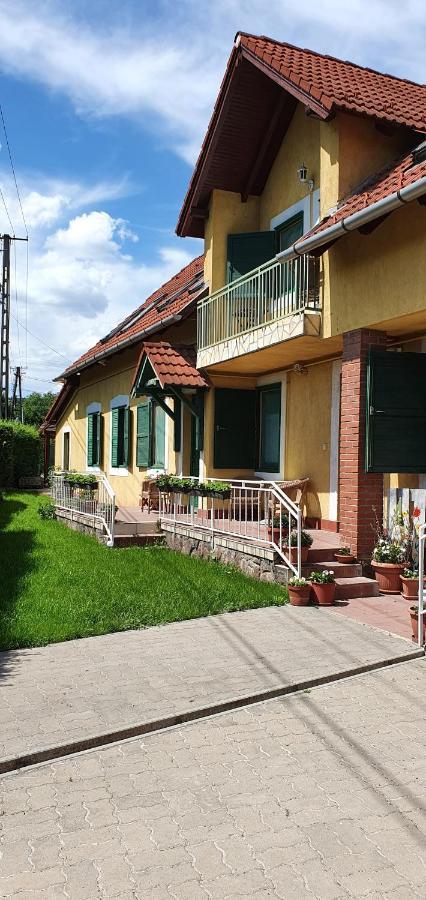 Ferienwohnung Pinkoczi Apartmanhaz Balatonalmádi Exterior foto